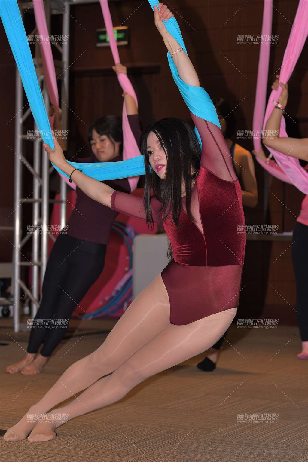 【红石赛帖】锻炼中的性感美女-流行馆