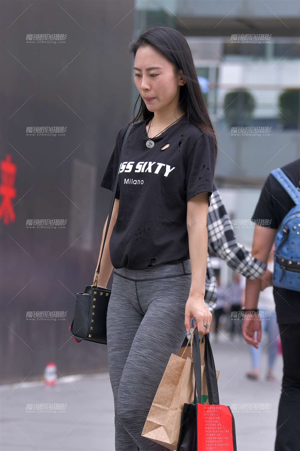 【红石赛帖】来买咖啡的紧身裤美女-街拍流行馆