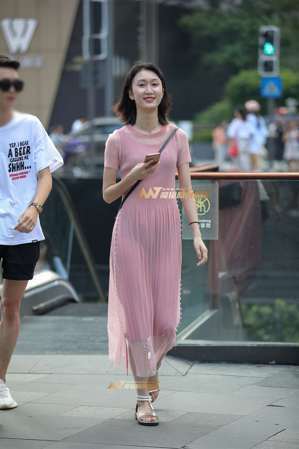 【凯恩赛贴】迷人甜美的高挑长裙美女-街拍流行馆