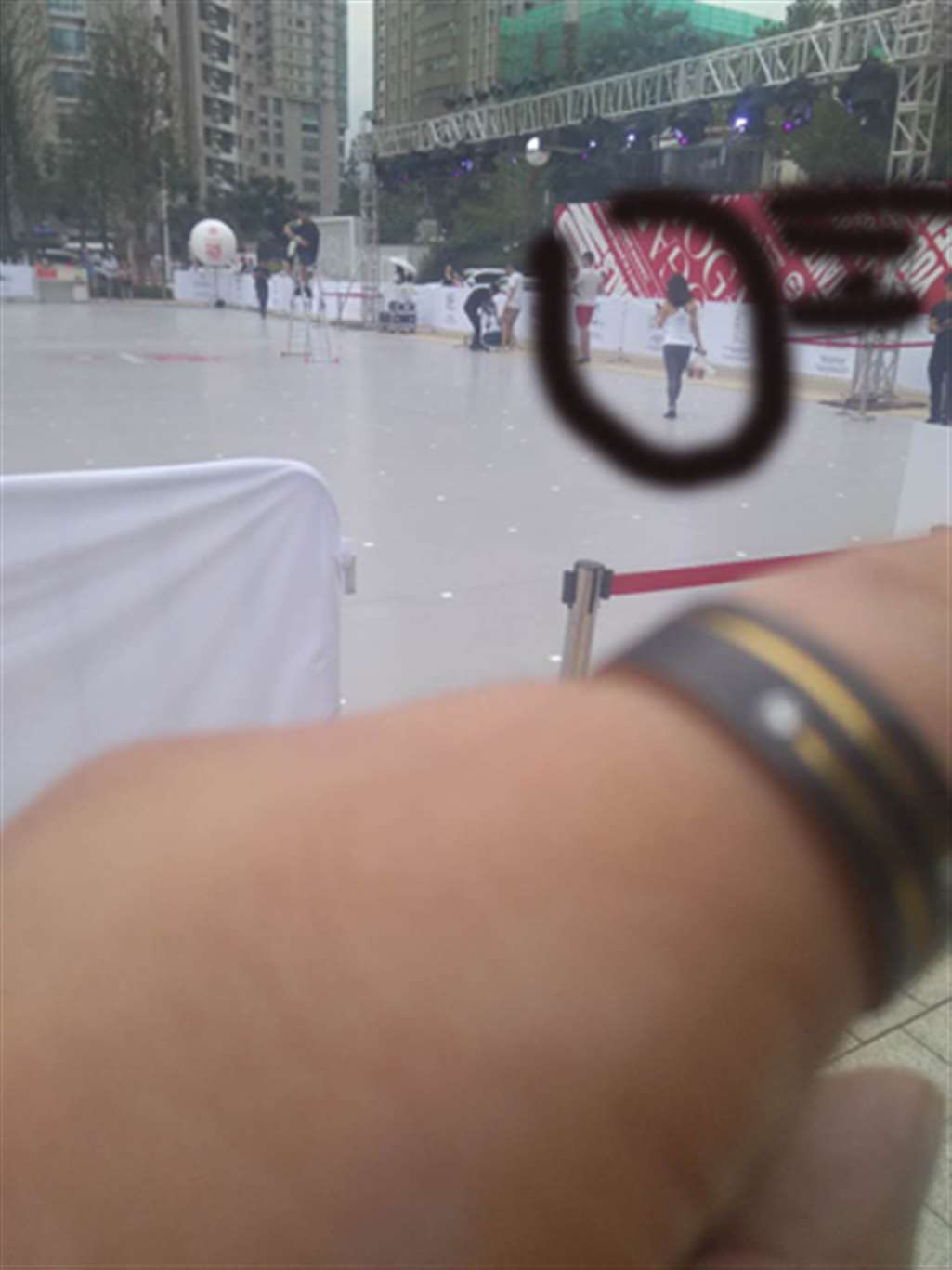 图片[3]-【咔喳赛贴】等外卖的大眼妹-流行馆