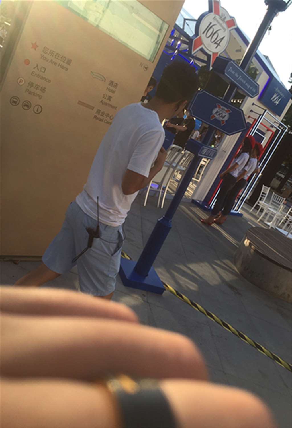 图片[3]-【红石赛帖】漂亮的啤酒妹-街拍流行馆