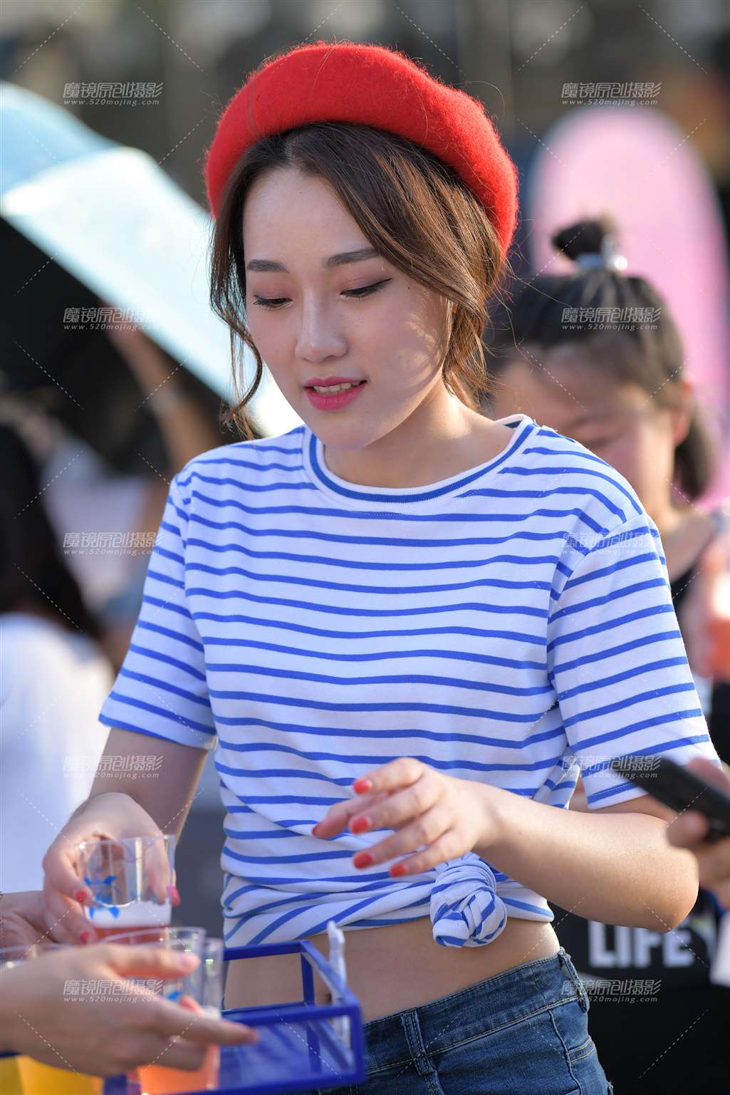 图片[1]-【红石赛帖】漂亮的啤酒妹-街拍流行馆