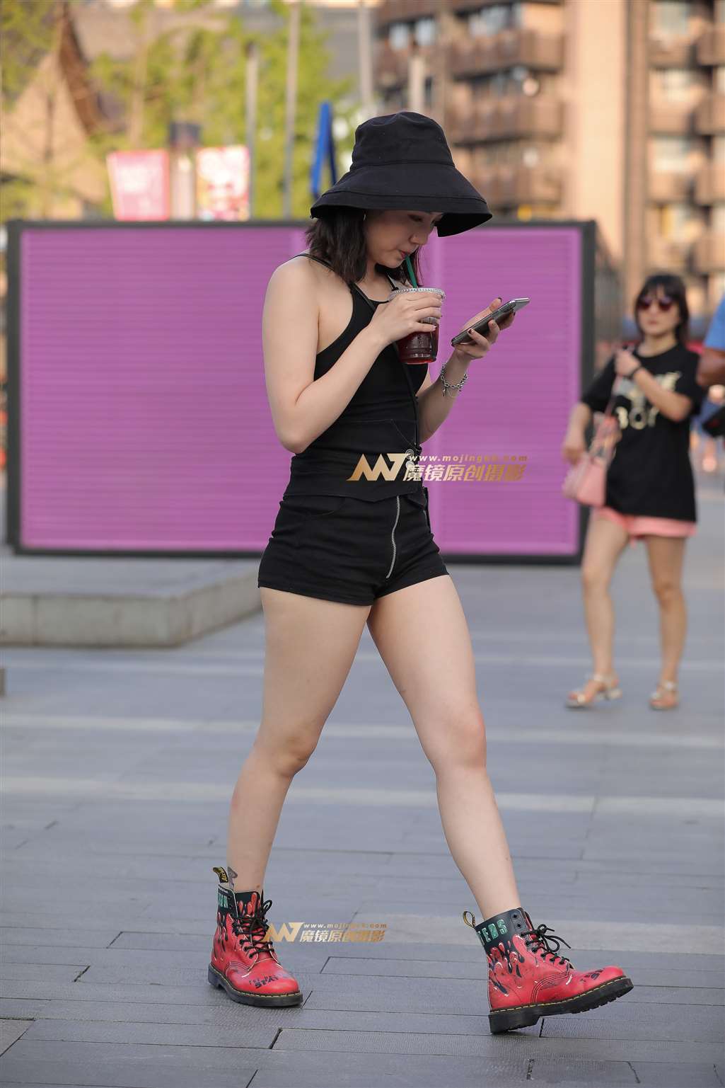 【凯恩赛贴】看手机的热裤女孩-流行馆