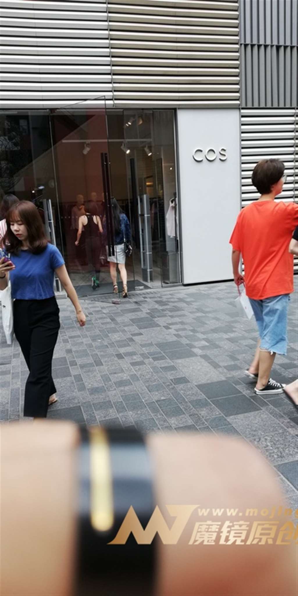 图片[3]-【视觉冲击赛帖】铅笔紧牛MM，逛街买衣服-流行馆