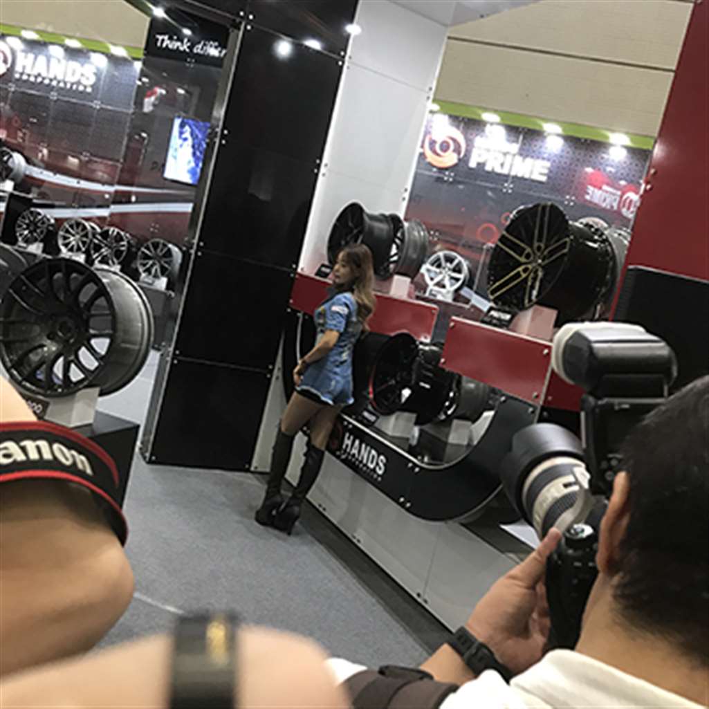 图片[3]-[辉辉赛贴-韩国改装车展]可爱中透着性感的车模-流行馆