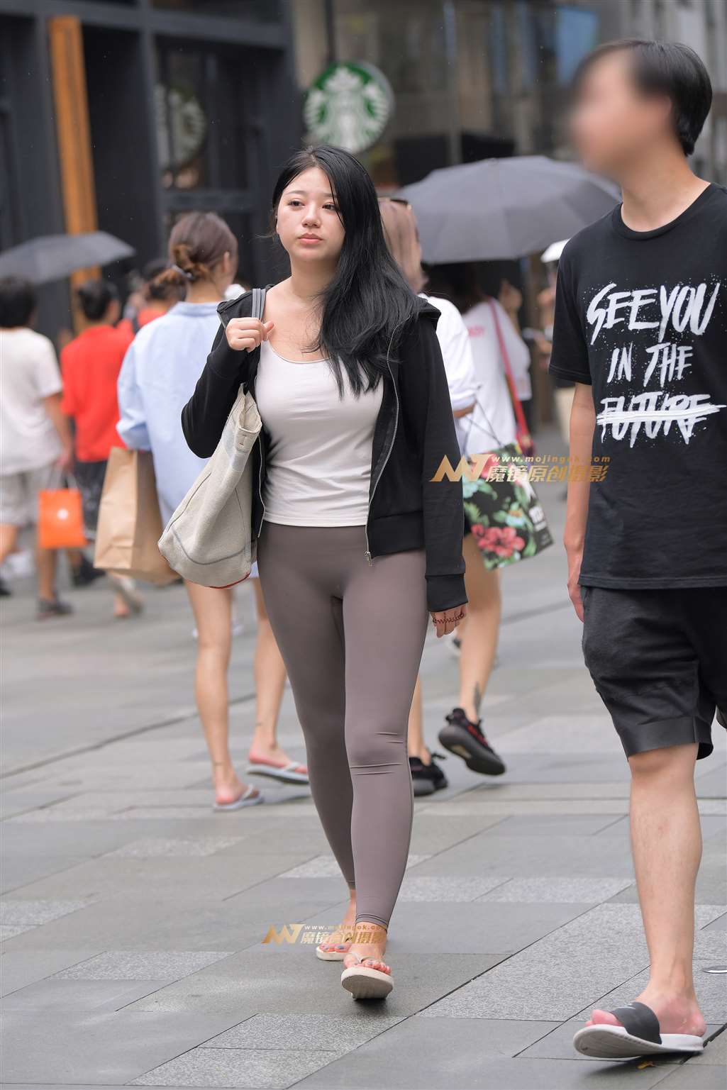 【街拍之魂赛帖】雨中的紧身裤-流行馆