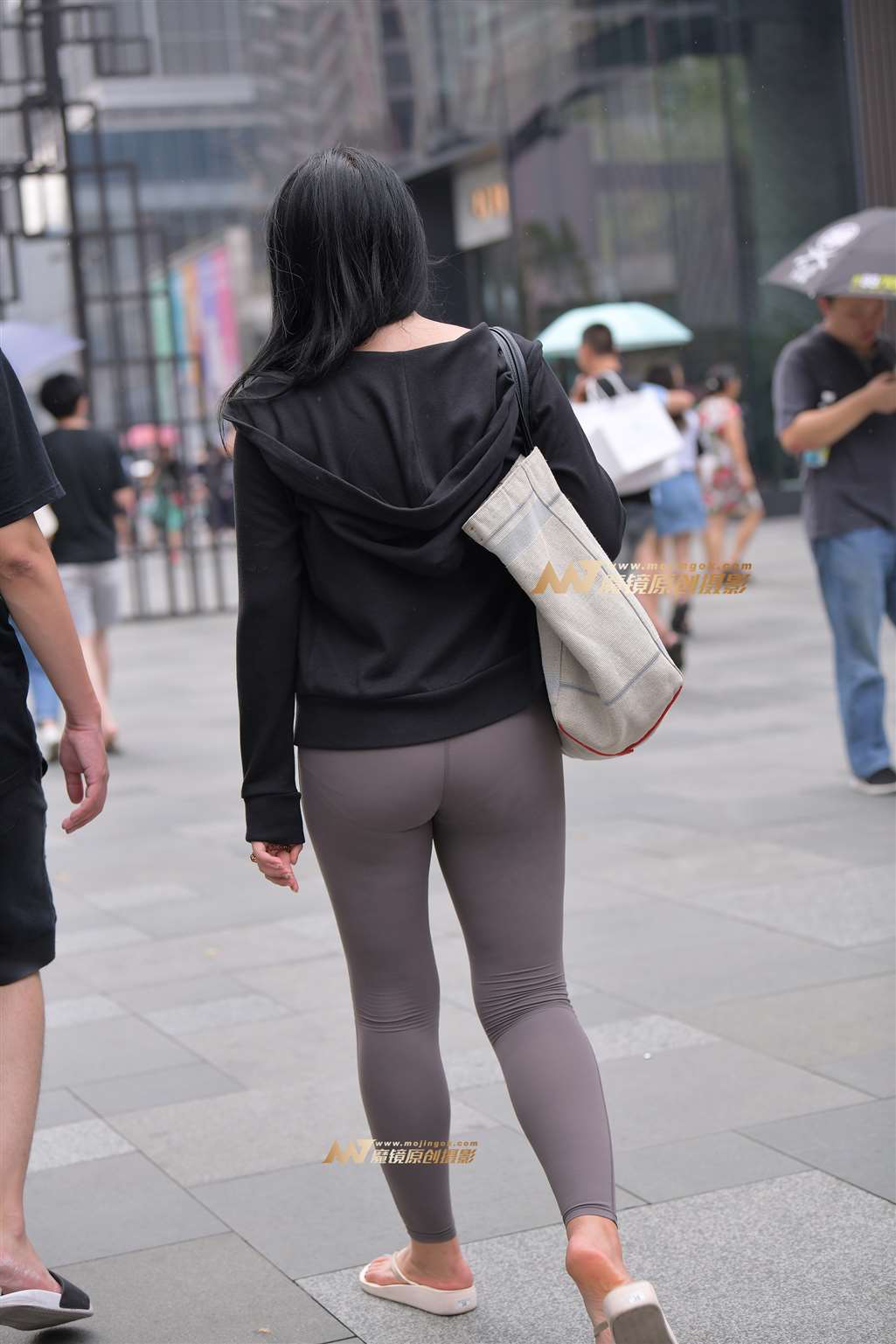 图片[2]-【街拍之魂赛帖】雨中的紧身裤-流行馆