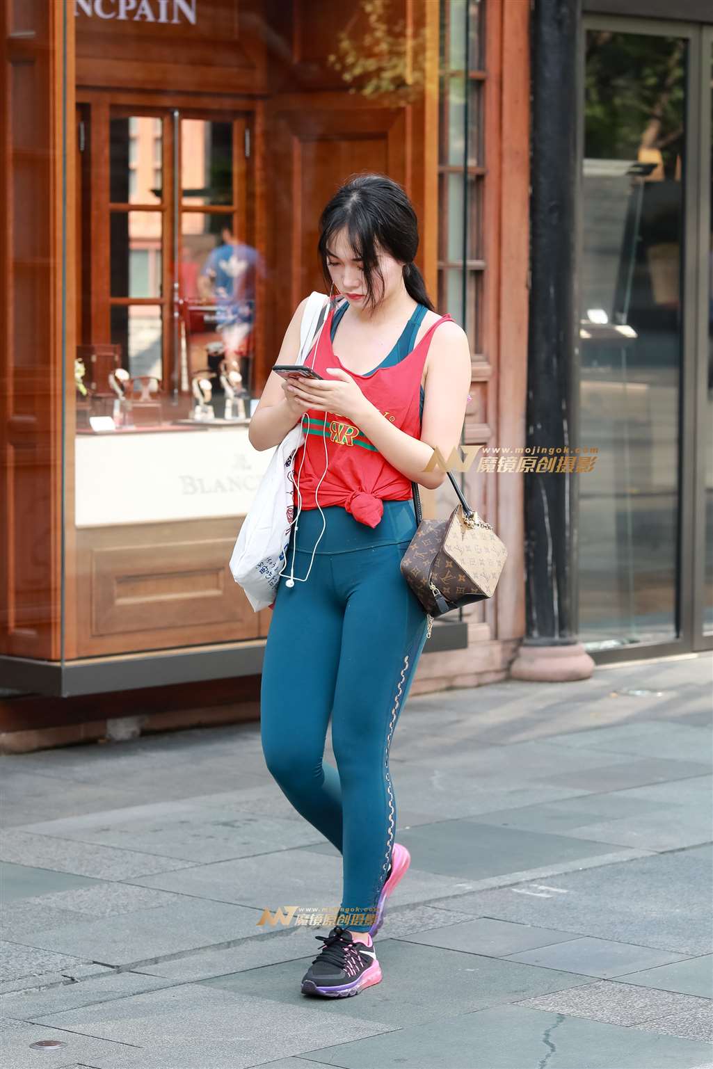 【凯恩赛帖】钟爱瑜伽的美眉-街拍流行馆