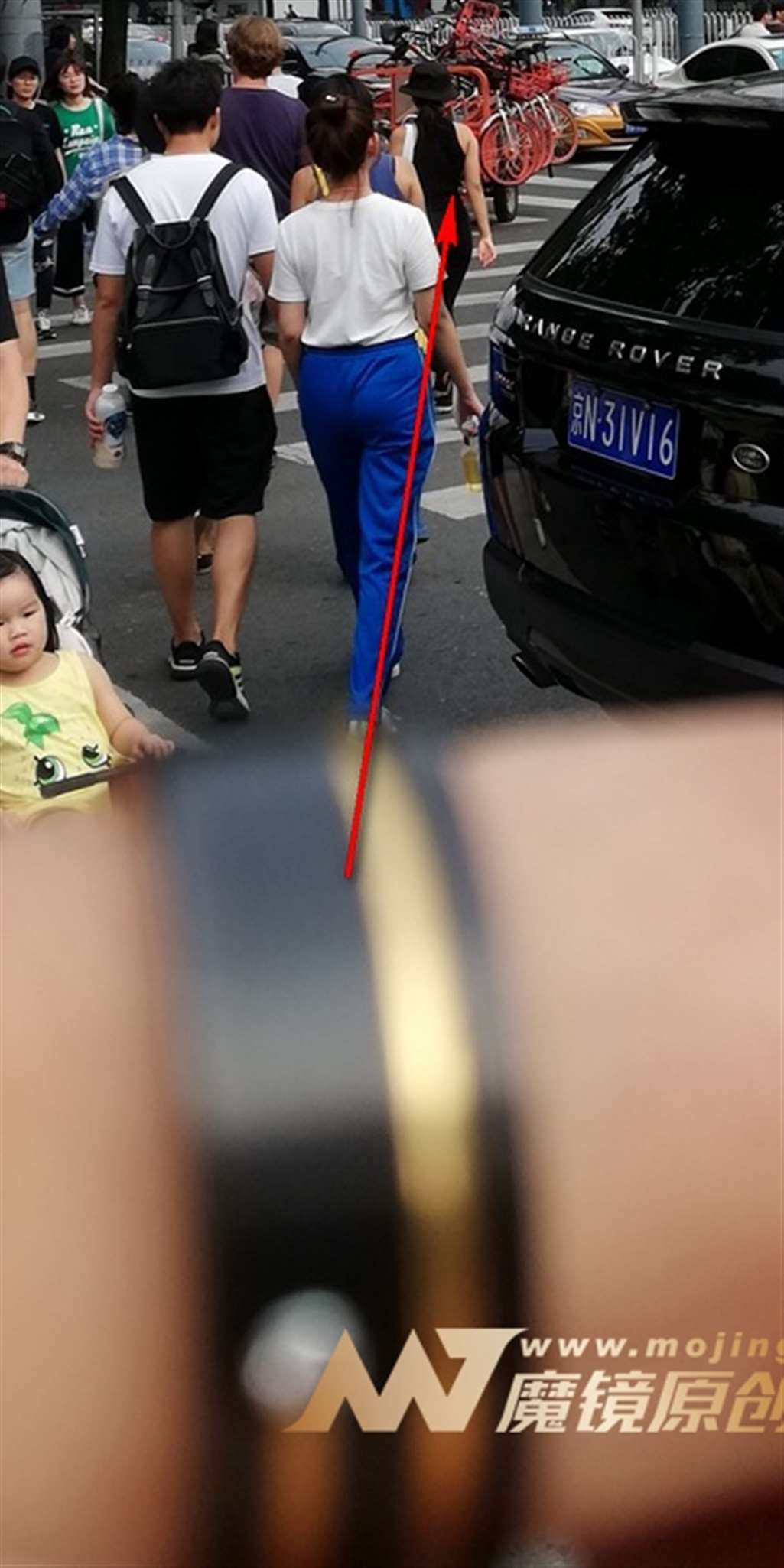 图片[3]-【视觉冲击赛贴】又遇真空背心，黑色健美裤MM-流行馆