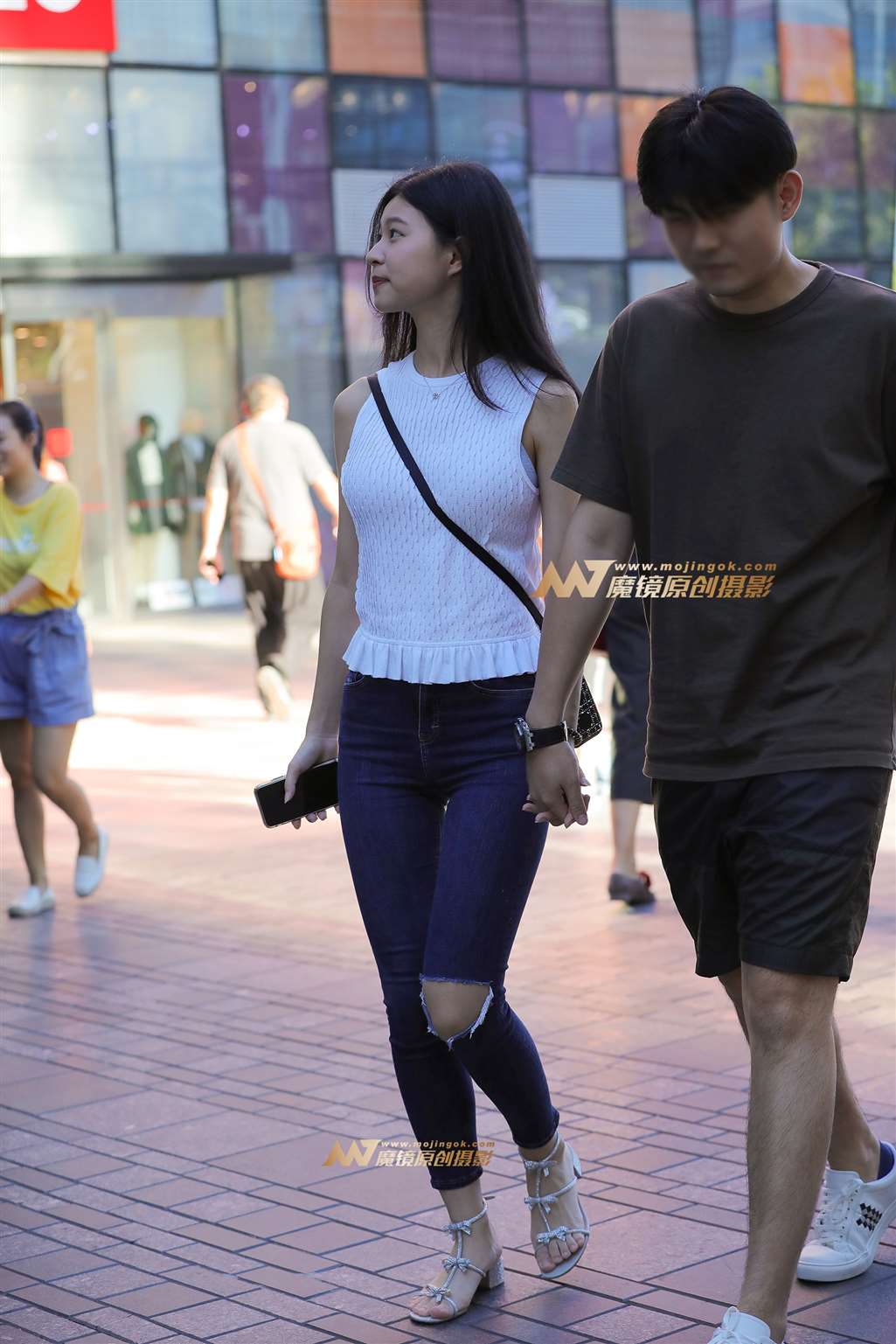 【视觉冲击赛贴】身材不赖的紧牛女友-街拍流行馆