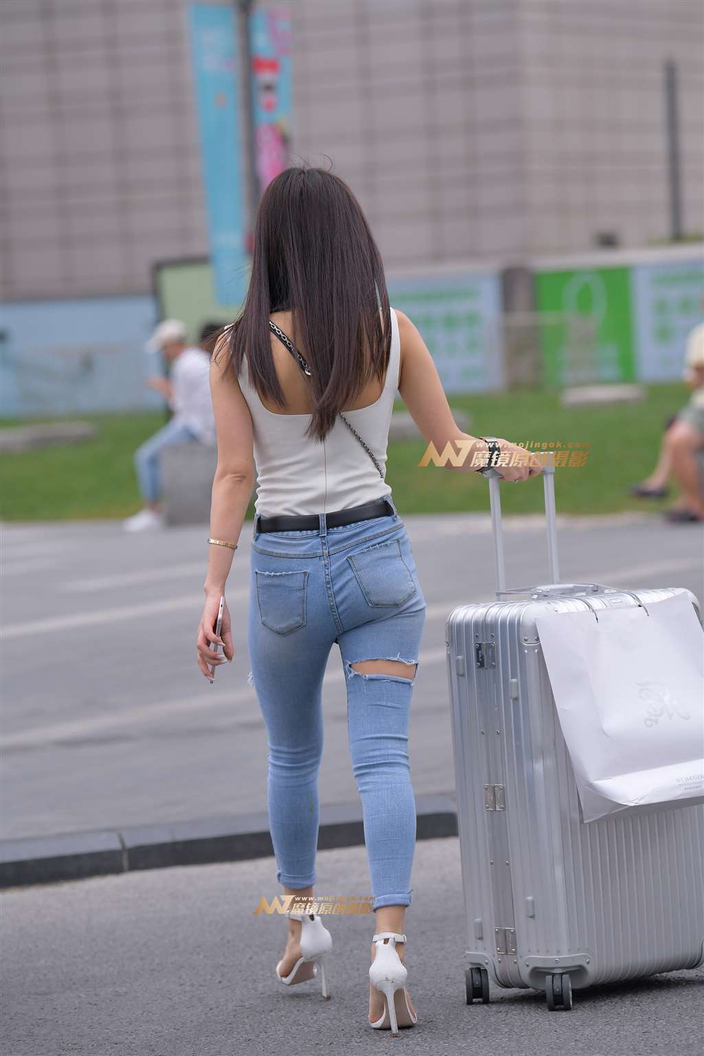 图片[2]-【街拍之魂赛帖】街边等人的紧牛-流行馆