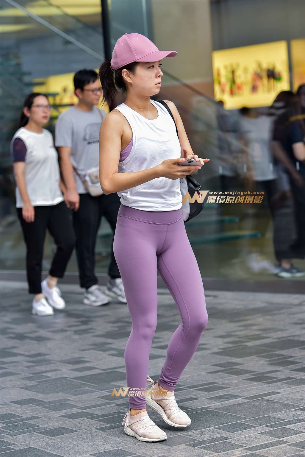 图片[2]-棒球帽+紫色紧身瑜珈裤-流行馆