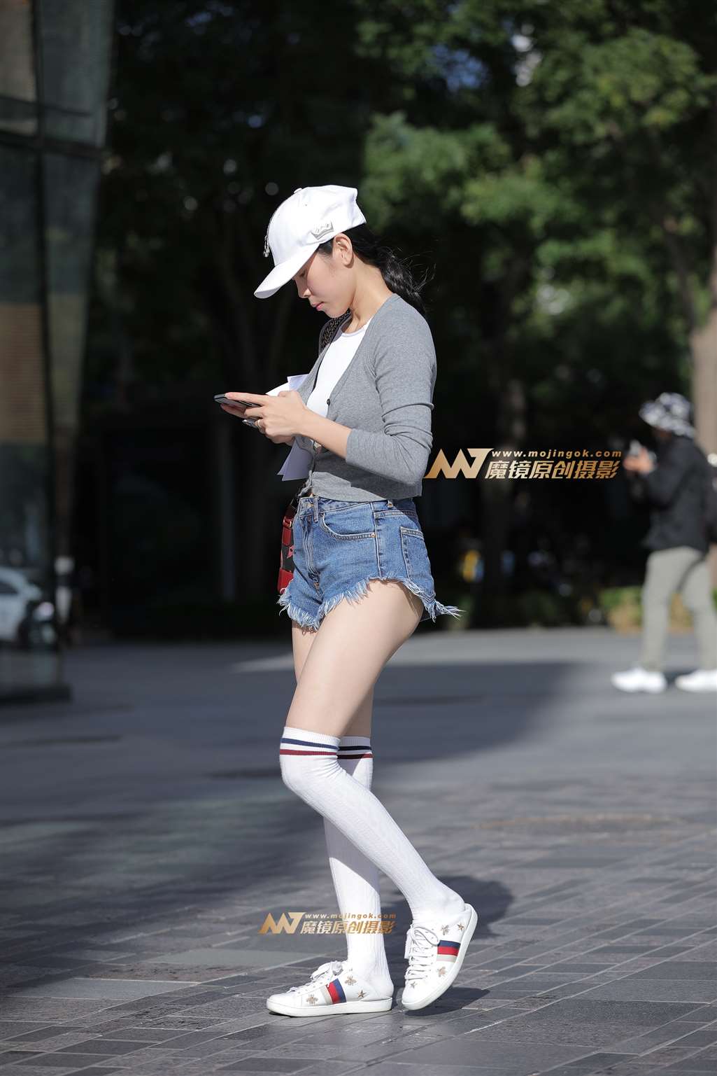 【视觉冲击赛贴】白皙的大白腿，热裤MM-街拍流行馆