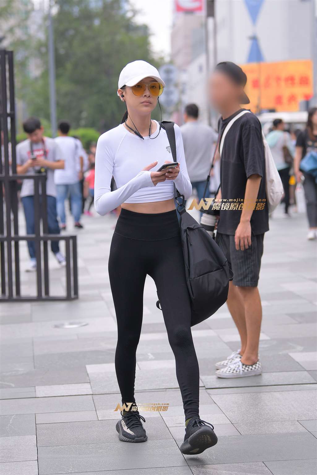图片[4]-【街拍之魂赛帖】拿着咖啡的紧身裤MM-流行馆