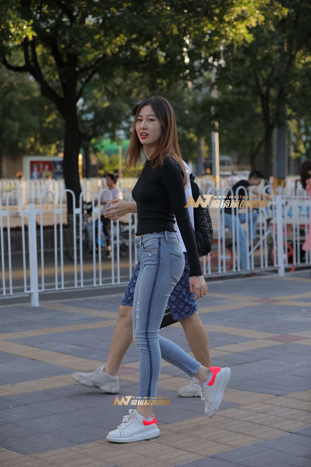 【视觉冲击赛贴】紧牛翘臀女友-街拍流行馆