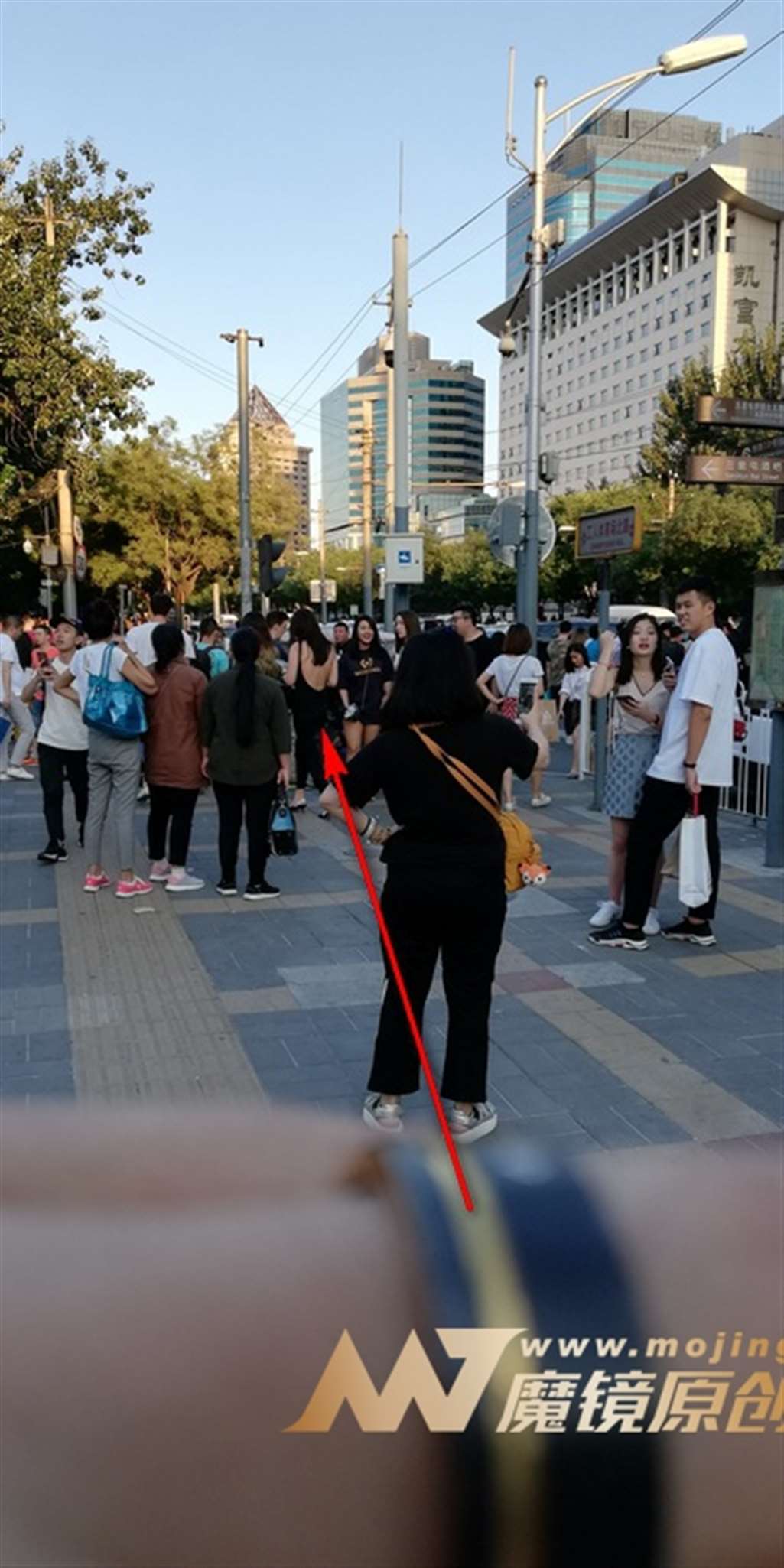 图片[3]-【视觉冲击赛贴】黄昏后-露背紧牛少妇-流行馆
