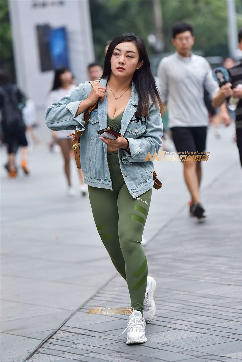 丰满瑜珈裤美眉 活力四射-街拍流行馆