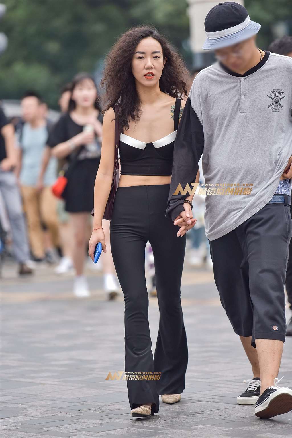 图片[3]-性感裸背紧身喇叭裤美女-流行馆