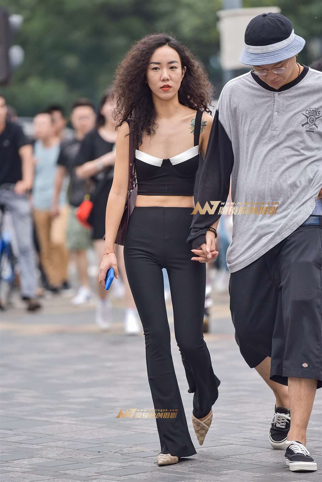 图片[4]-性感裸背紧身喇叭裤美女-流行馆