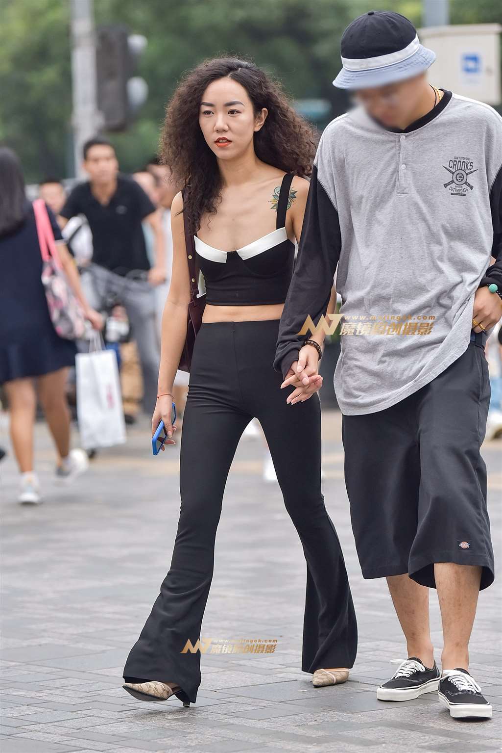 图片[5]-性感裸背紧身喇叭裤美女-流行馆