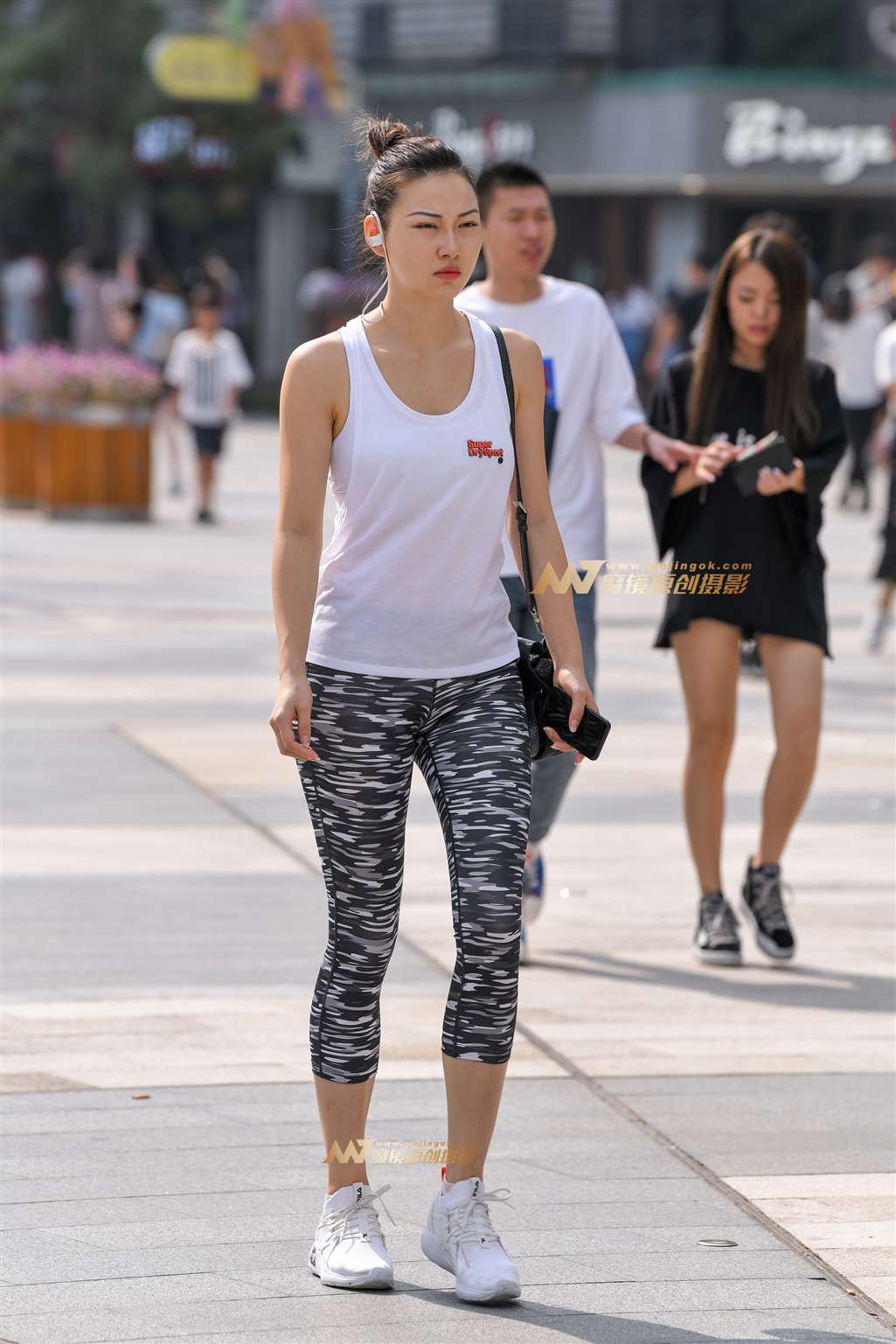 【久久赛帖】迷彩紧身裤运动装美女-流行馆