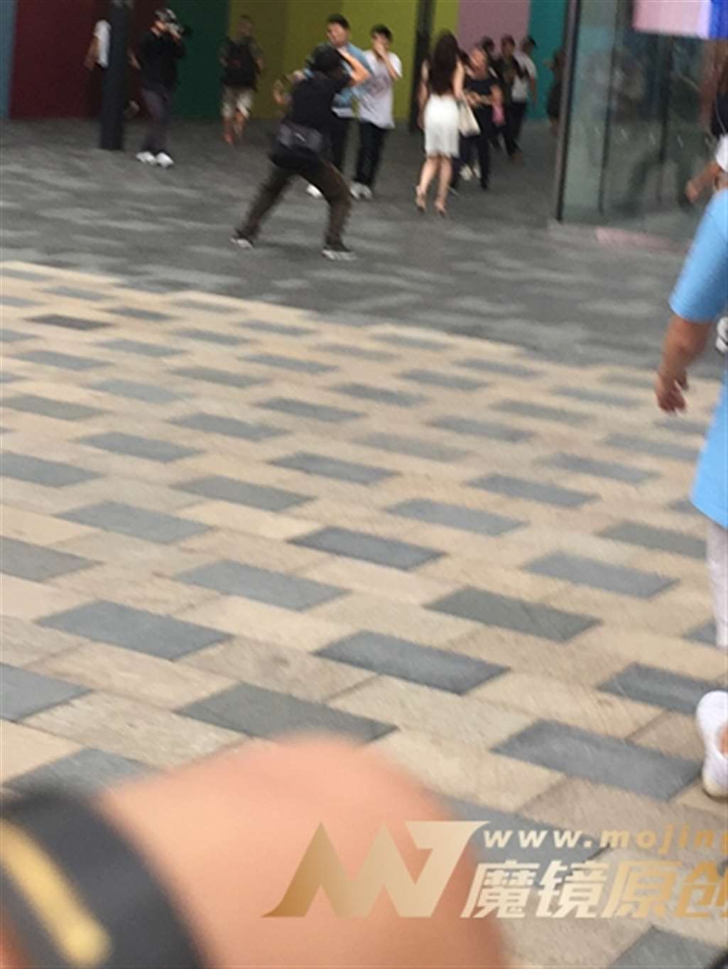 图片[3]-【红石赛帖】傍晚逛街的白裙美女-流行馆