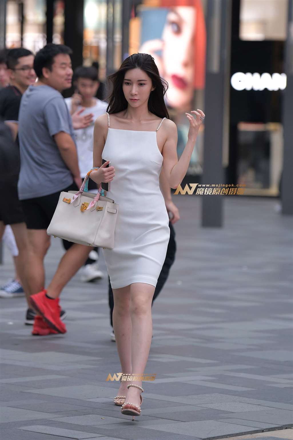 图片[4]-【红石赛帖】傍晚逛街的白裙美女-流行馆