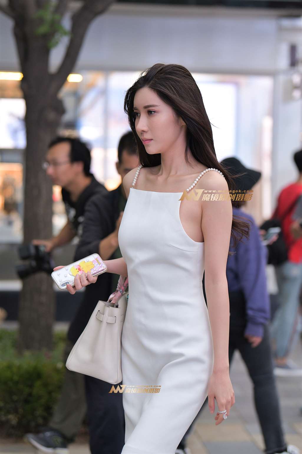 【红石赛帖】傍晚逛街的白裙美女-流行馆