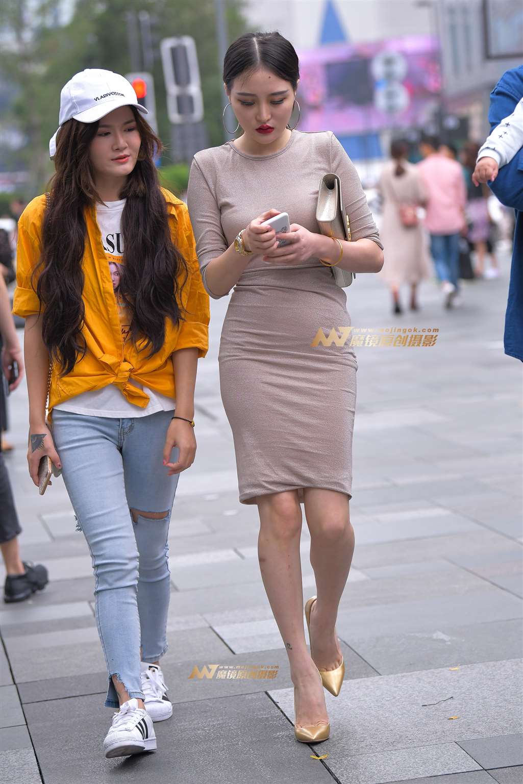 图片[4]-【街拍之魂赛帖】包臀金色高跟大长腿-流行馆