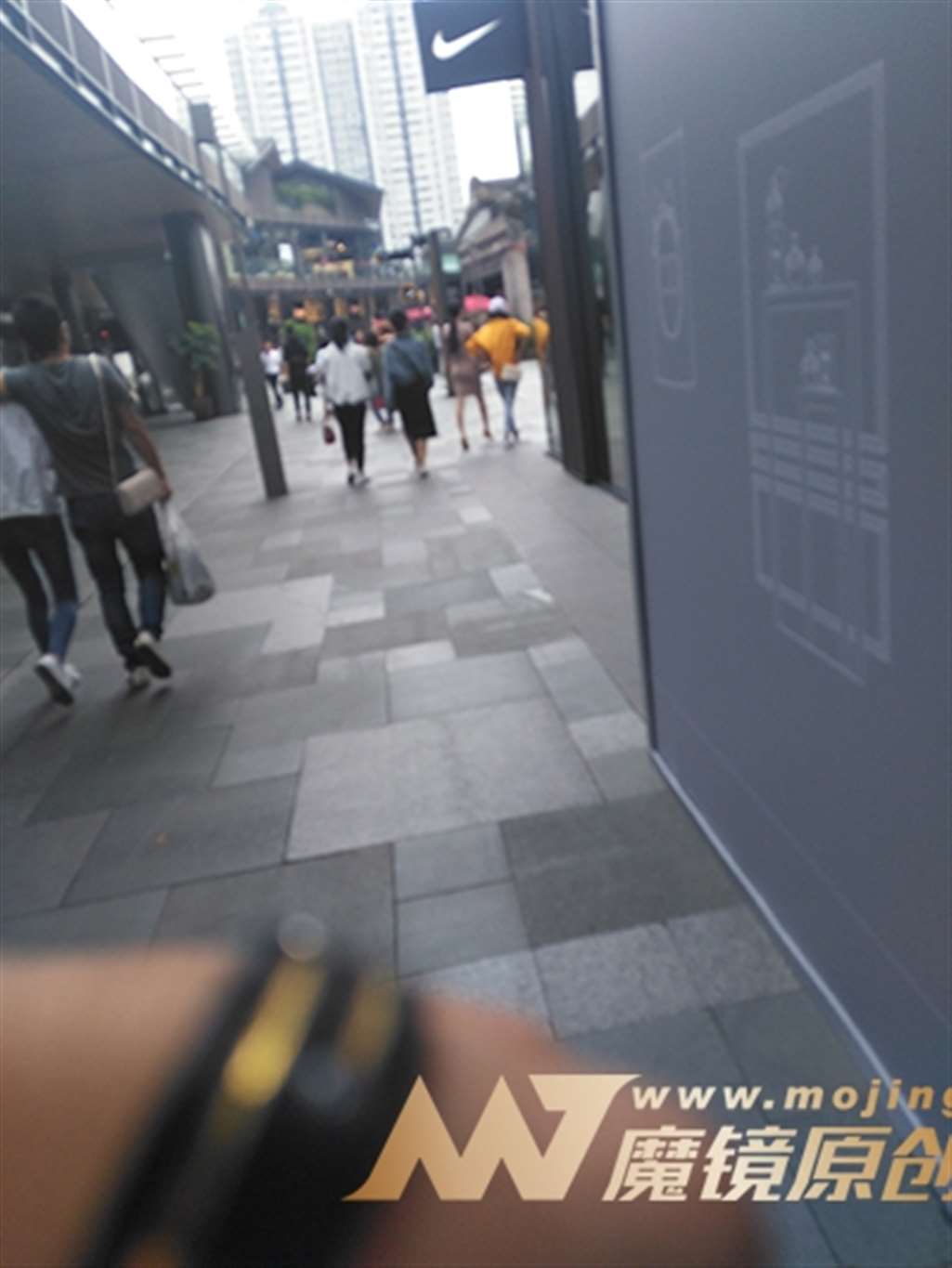 图片[3]-【街拍之魂赛帖】包臀金色高跟大长腿-流行馆