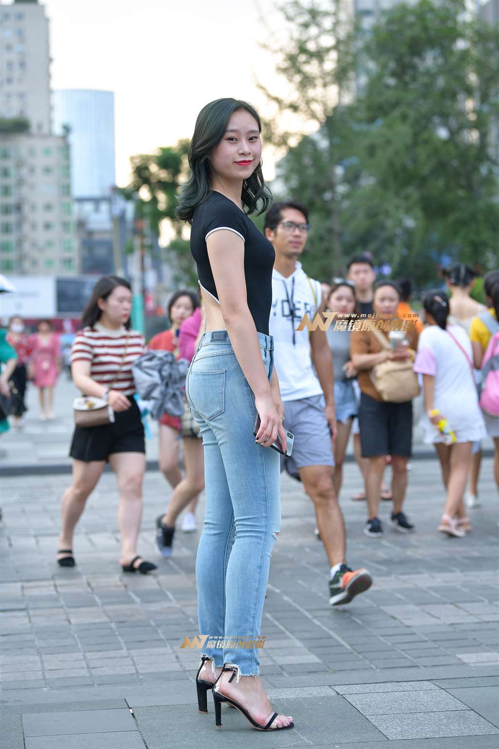 【街拍之魂赛帖】等车的紧身牛仔-街拍流行馆