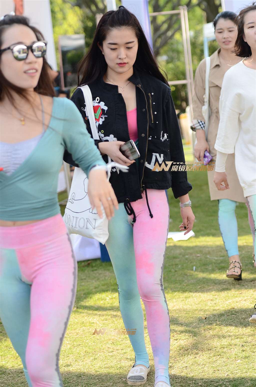 图片[2]-【神摄手赛帖】红绿彩紧身裤-街拍流行馆