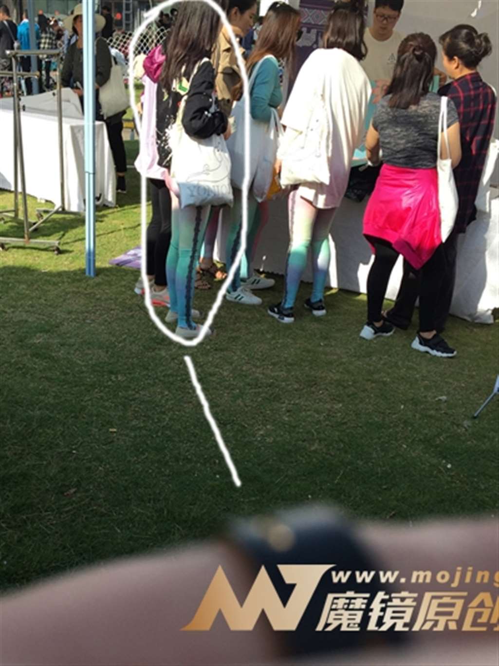 图片[3]-【神摄手赛帖】红绿彩紧身裤-街拍流行馆