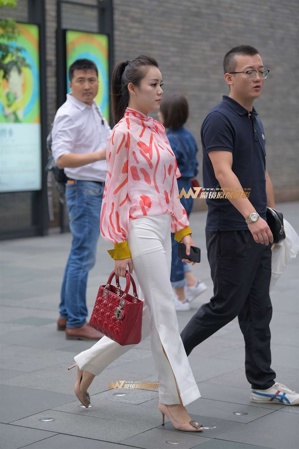 图片[4]-【街拍之魂赛帖】少见的紧身白裤少妇-流行馆