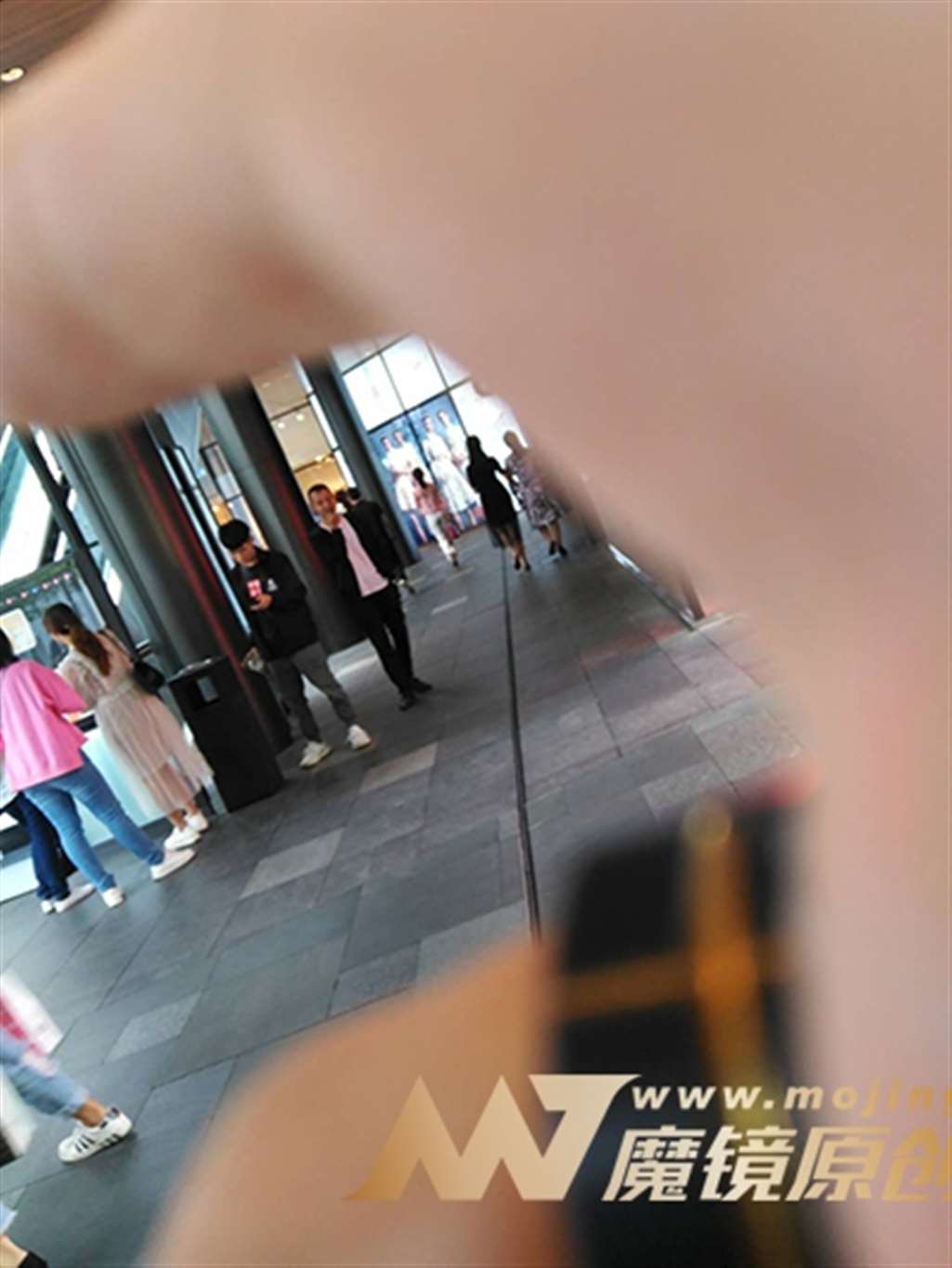 图片[3]-【街拍之魂赛帖】少见的紧身白裤少妇-流行馆