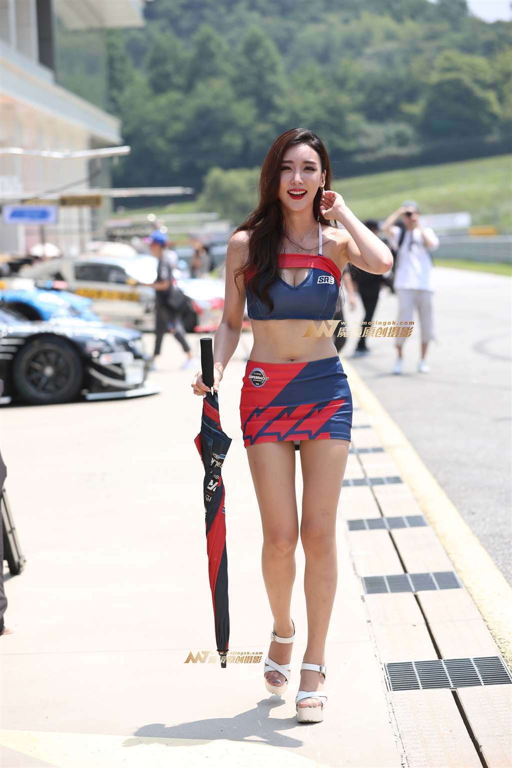 [辉辉赛贴]漂亮的肉丝美腿赛车女神小姐姐-街拍流行馆