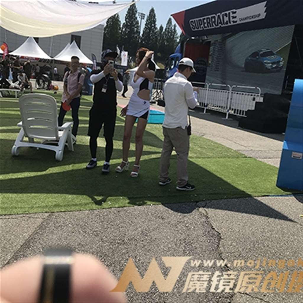 图片[3]-[辉辉赛贴]白色连衣短裙低胸小姐姐迎着风吹-流行馆