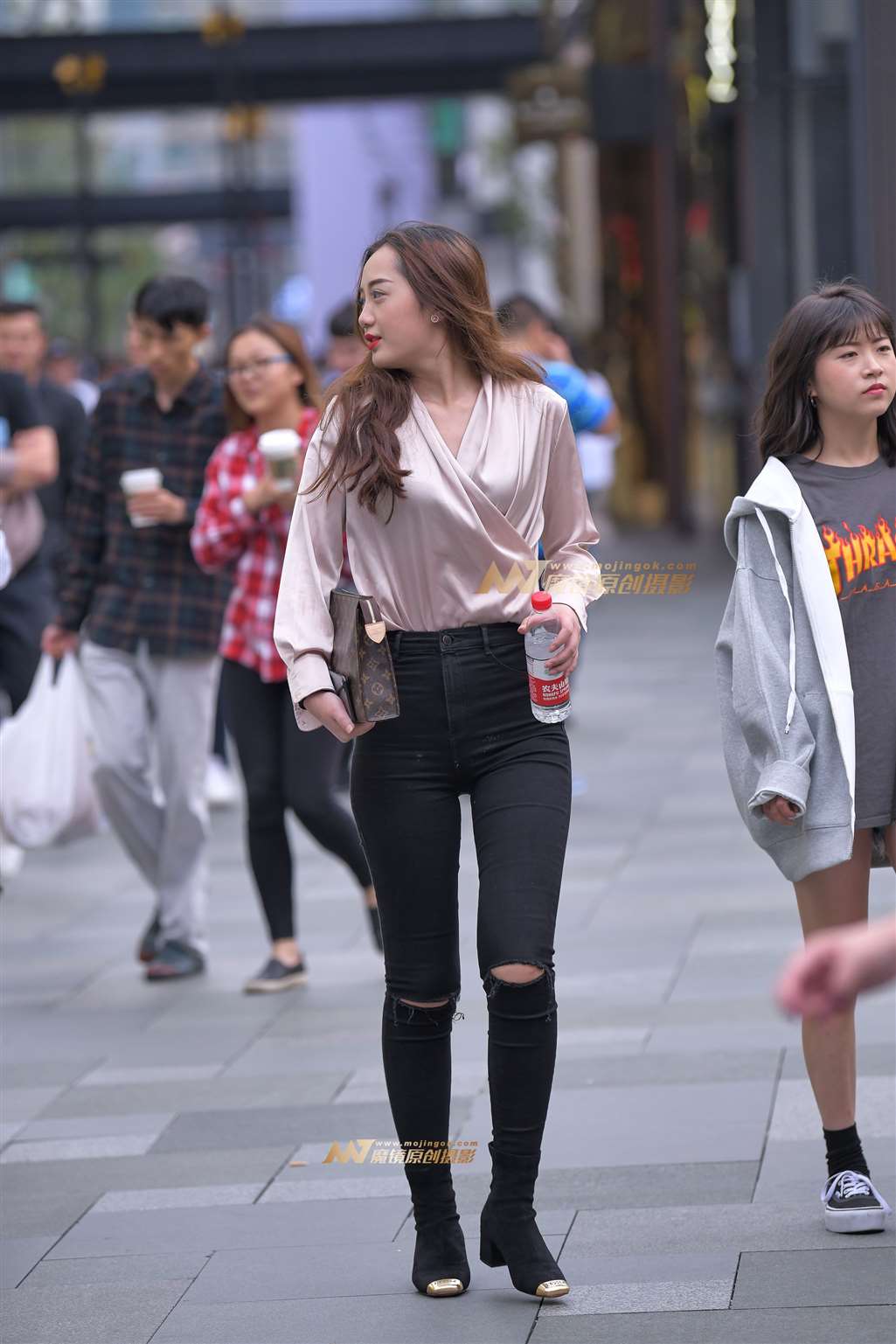 【凯恩赛帖】紧牛长腿翘臀曲线-街拍流行馆