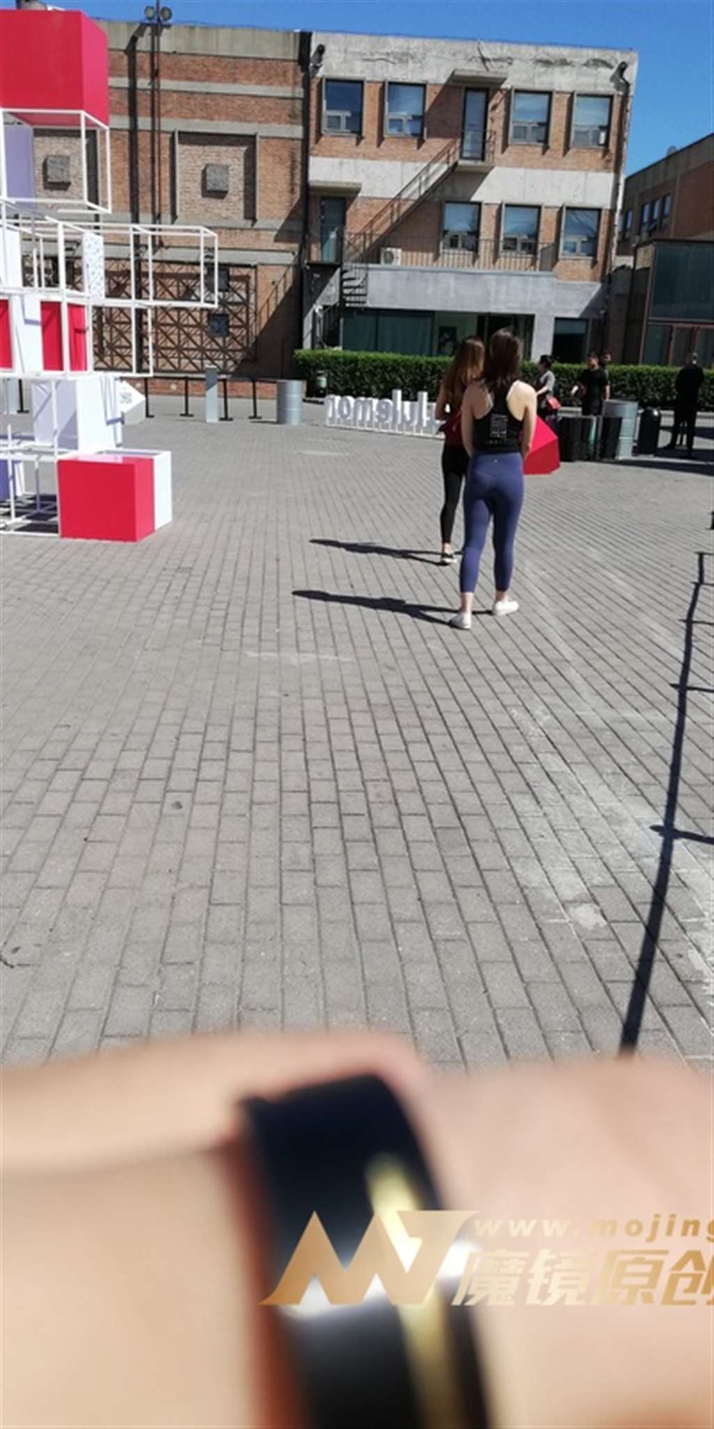 图片[3]-【视觉冲击赛贴】妹子手机找到地方塞了-流行馆