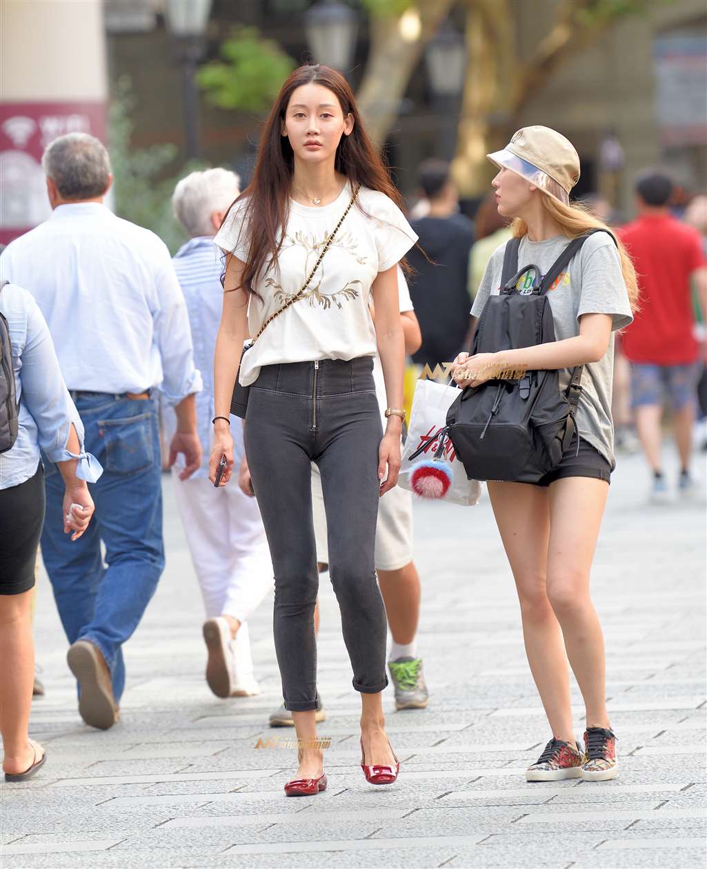 图片[3]-迎面走来一个妹子，好多人在拍-流行馆