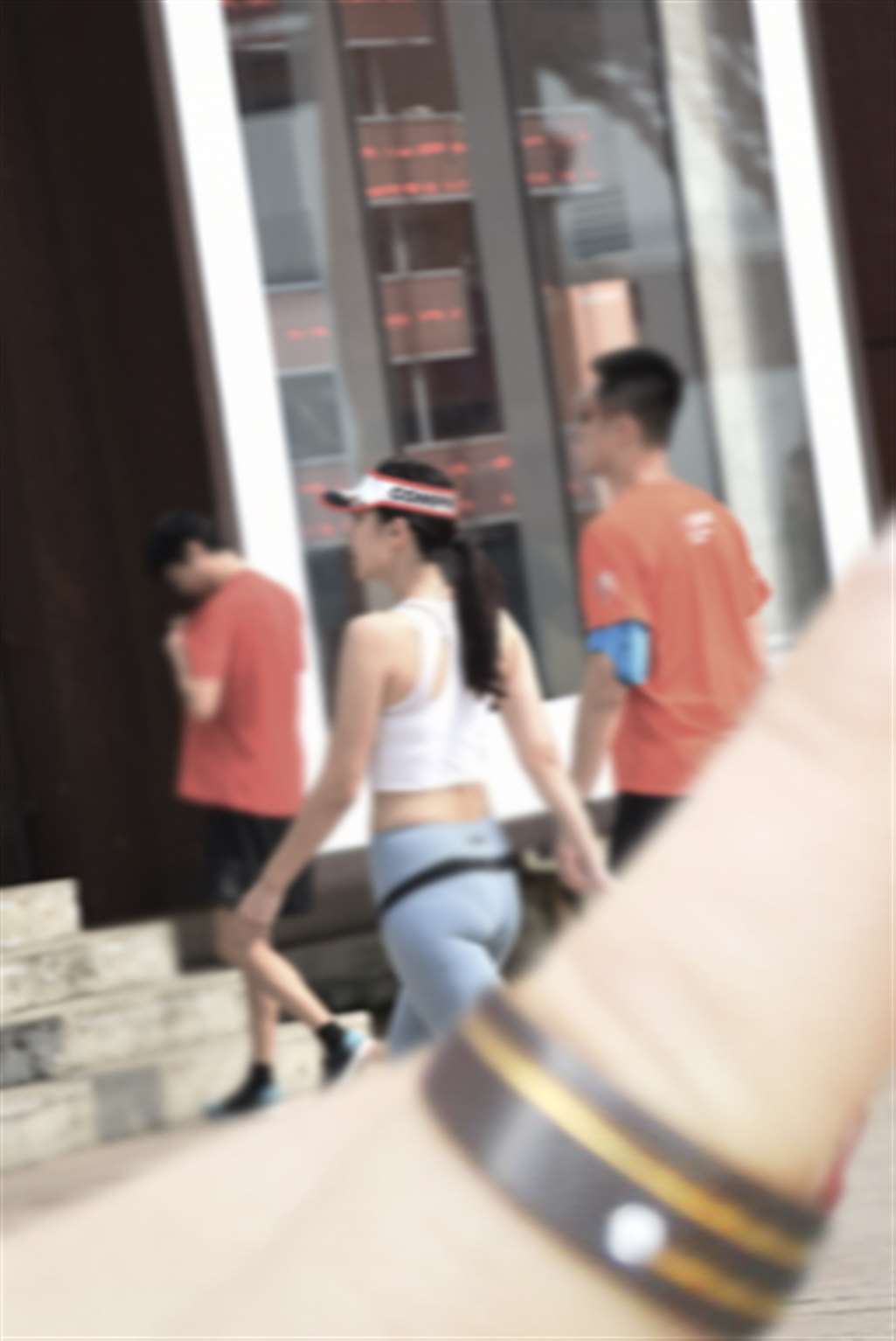图片[3]-【咔喳赛贴】烈日下的热汗女子-流行馆