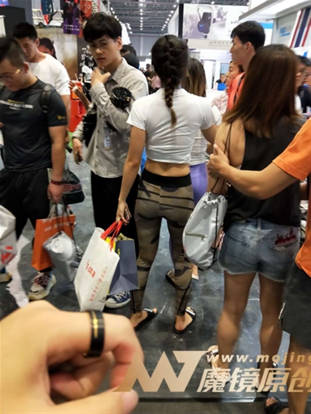 图片[3]-【欧阳幽明赛帖】闲逛中的紧身美女-流行馆
