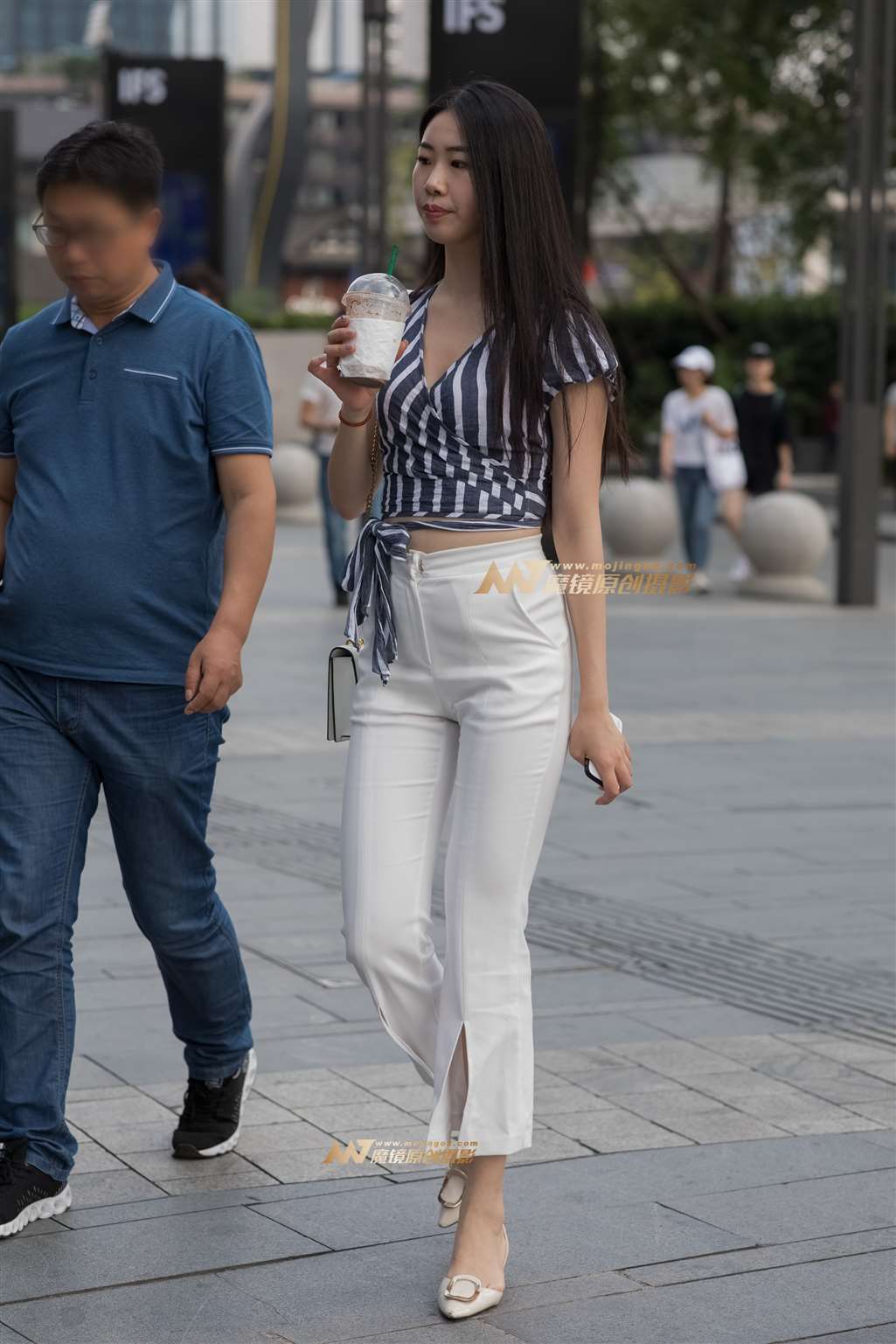 【凯恩赛帖】小姐姐不仅长得漂亮 身材也很好-街拍流行馆