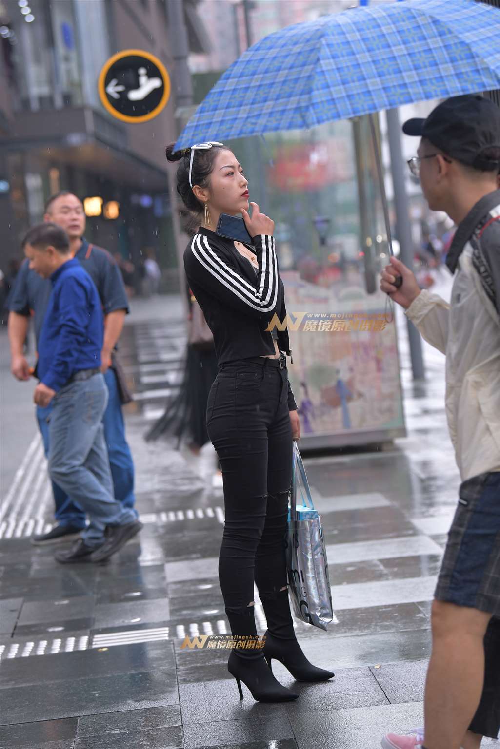 【街拍之魂赛帖】雨中的紧身黑裤-街拍流行馆