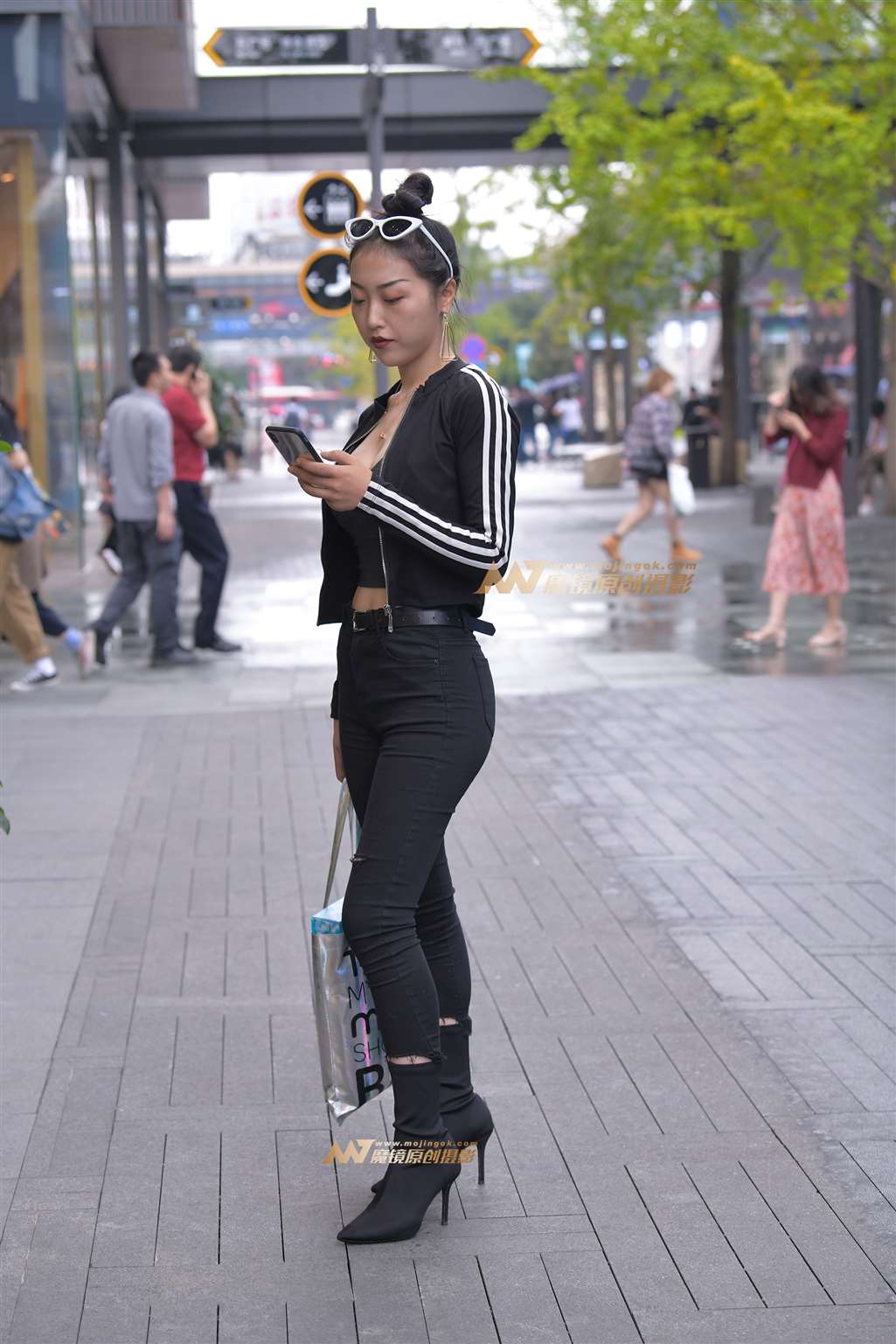 图片[4]-【街拍之魂赛帖】雨中的紧身黑裤-流行馆