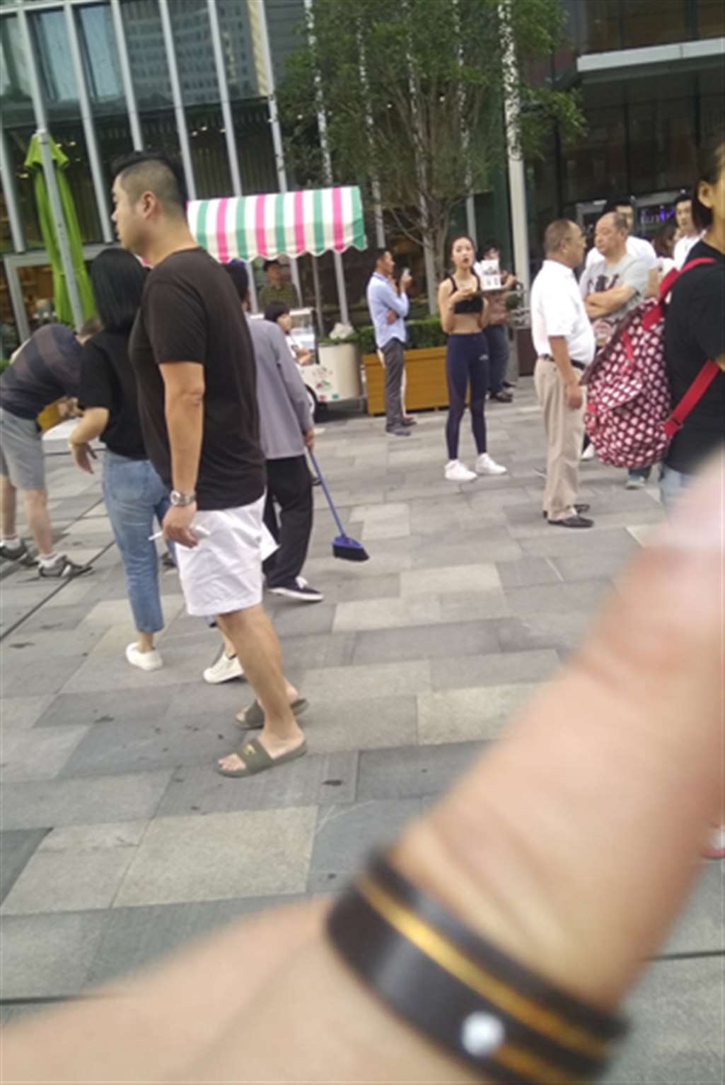 图片[3]-【咔喳赛贴】推销新品啤酒的妹妹-流行馆