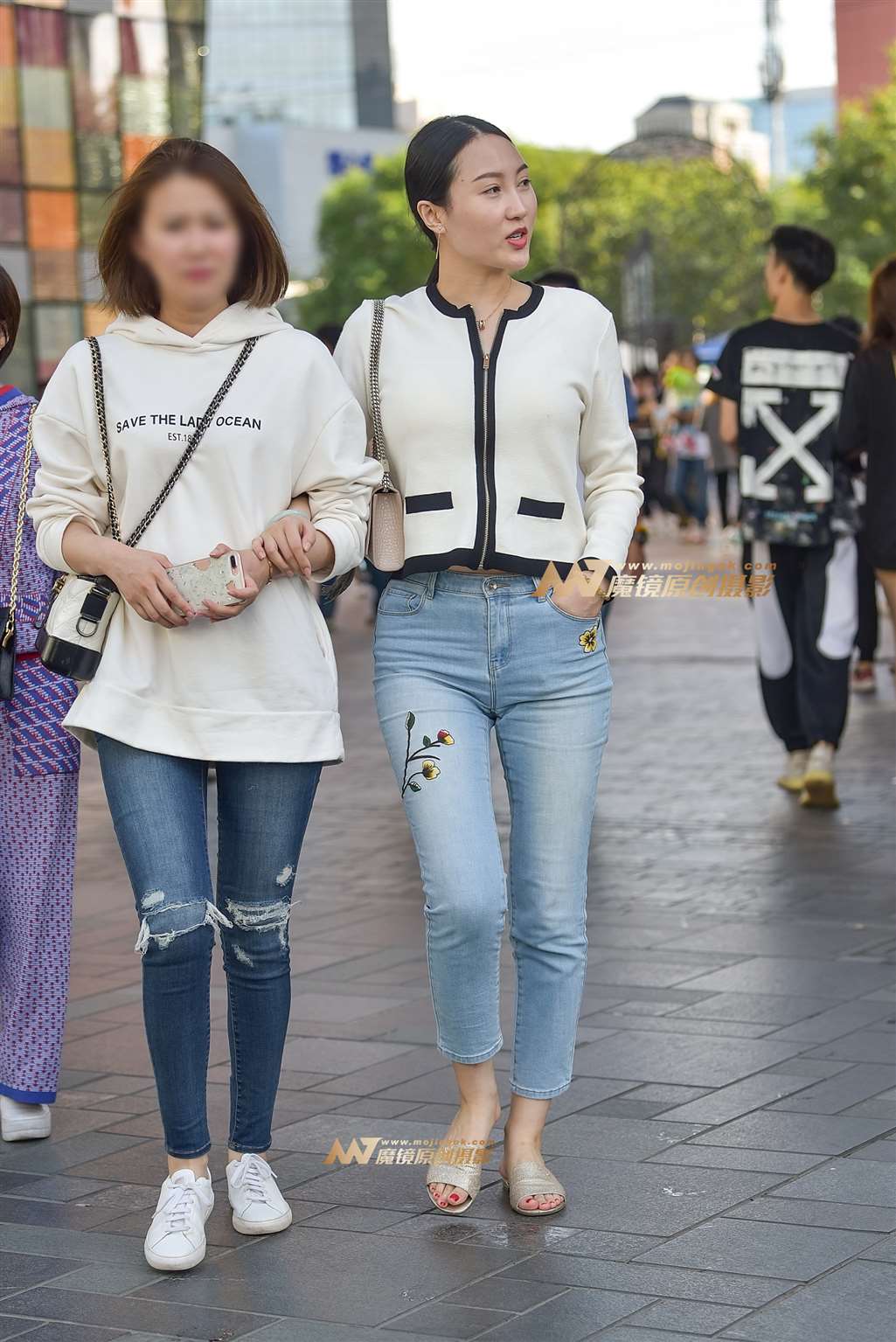 图片[3]-靓丽浅蓝仔裤气质美妇-流行馆
