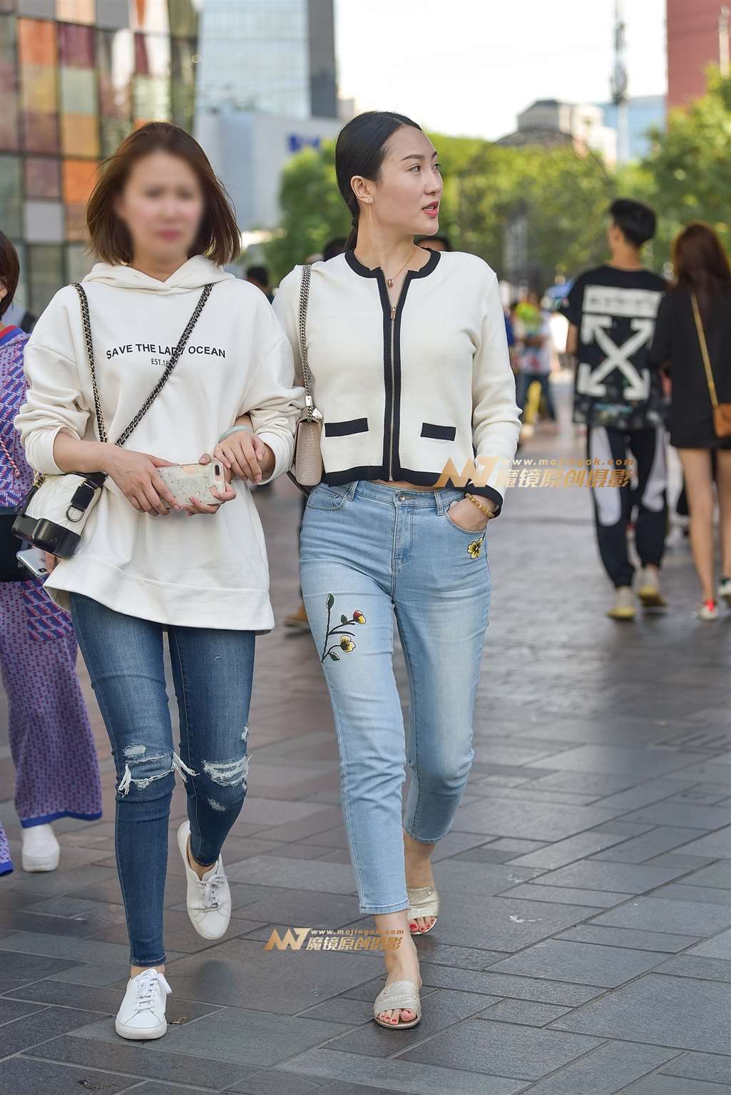 图片[4]-靓丽浅蓝仔裤气质美妇-流行馆