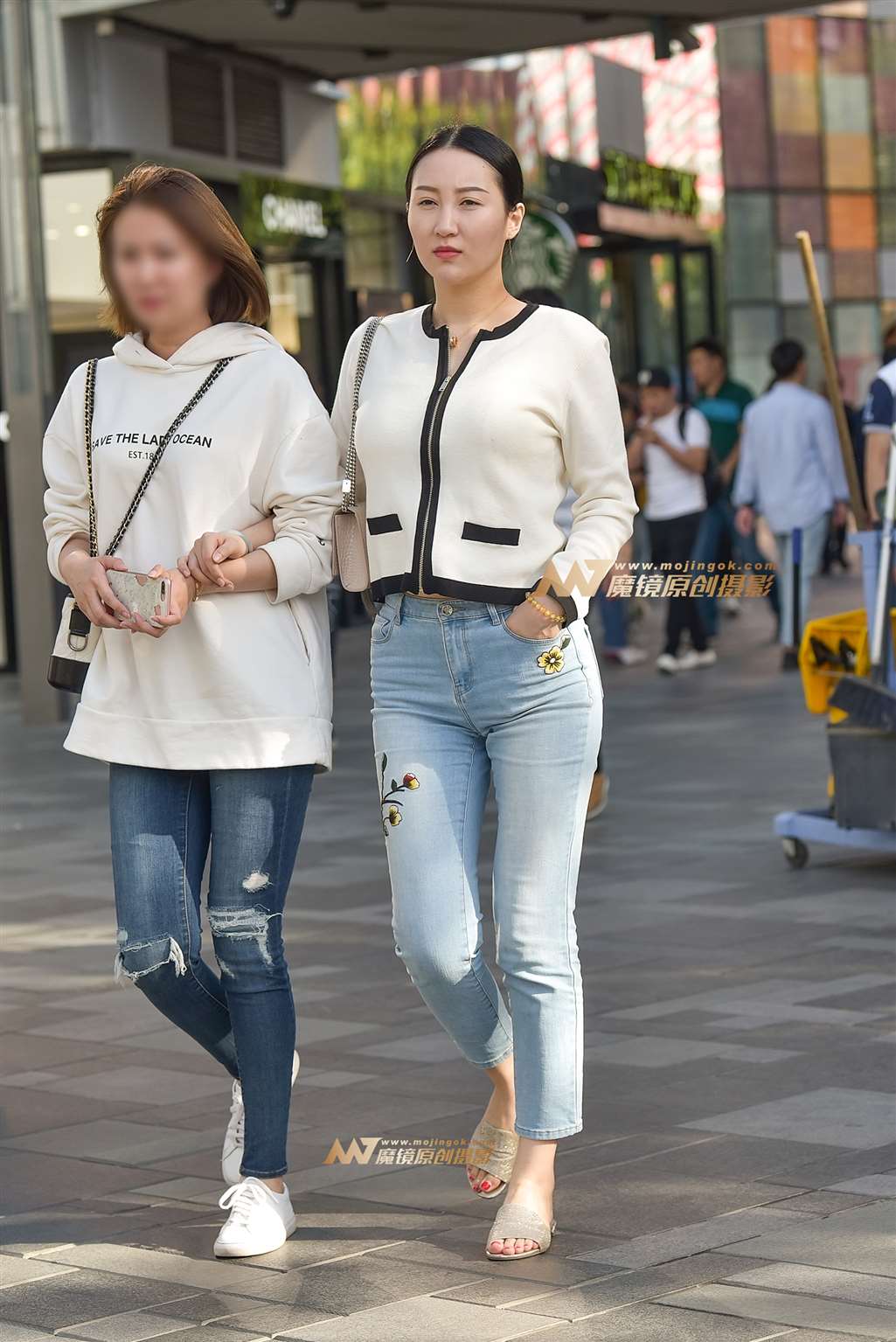 图片[5]-靓丽浅蓝仔裤气质美妇-流行馆