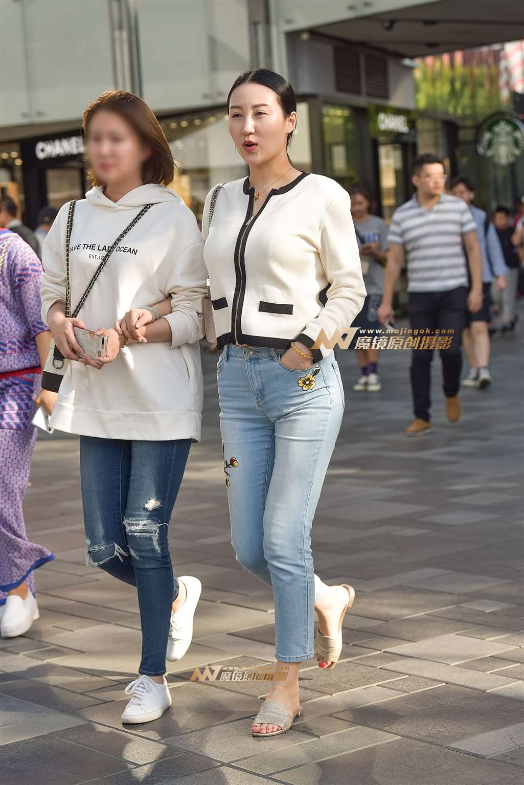 靓丽浅蓝仔裤气质美妇-街拍流行馆